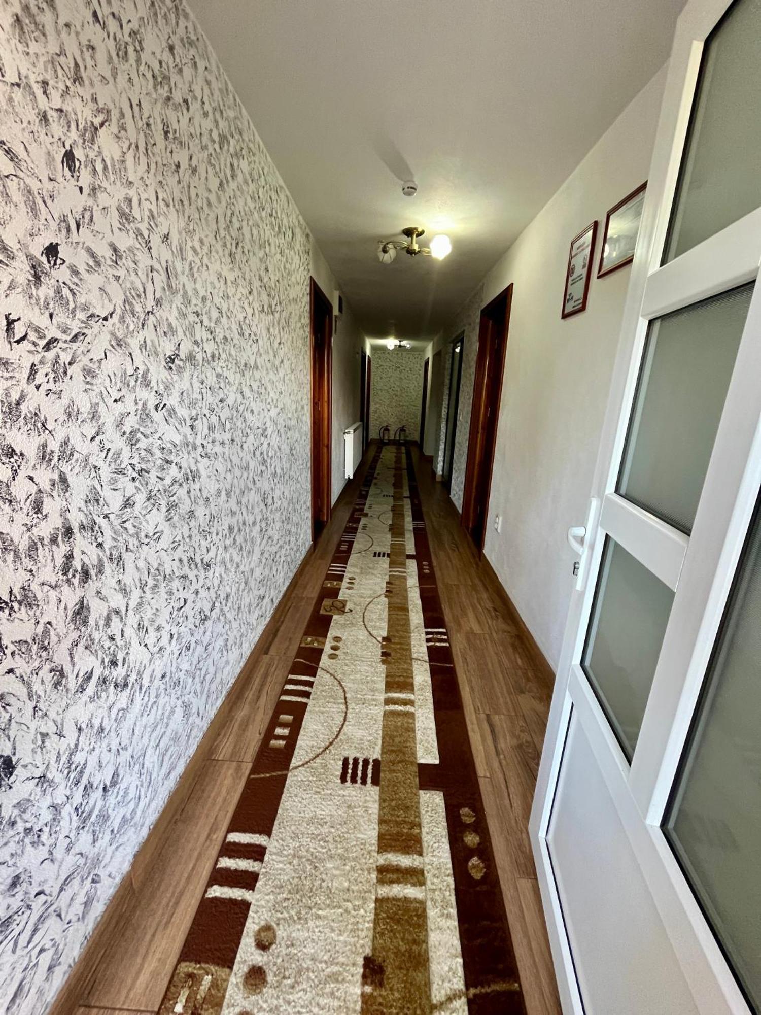 ホテル La Mateo Călimăneşti エクステリア 写真